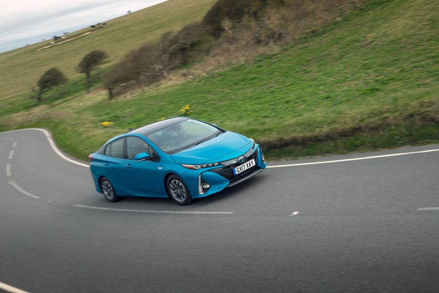 Toyota Prius Plug-in Hybrid 2017 года  (UK) (фото 5 из 28)